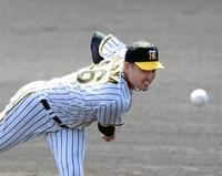 　先発し力投する秋山