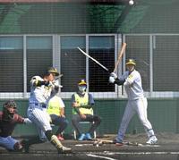 　１回、佐藤輝はバットを折りながら大飛球のファウルを放つ。右は井上