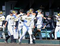 　４回、原口の２点打で生還し、ナインにタッチで迎えられる井上（手前中央）と佐藤輝（同左）