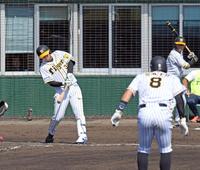 　４回、井上は左翼線に二塁打を放つ。手前は一走・佐藤輝