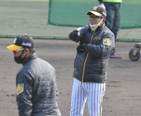 バント練習するナインに指示する阪神・平田勝男２軍監督＝安芸市営球場（撮影・神子素慎一）