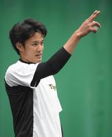 ブルペンで変化球の軌道を予測する藤浪（撮影・高石航平）