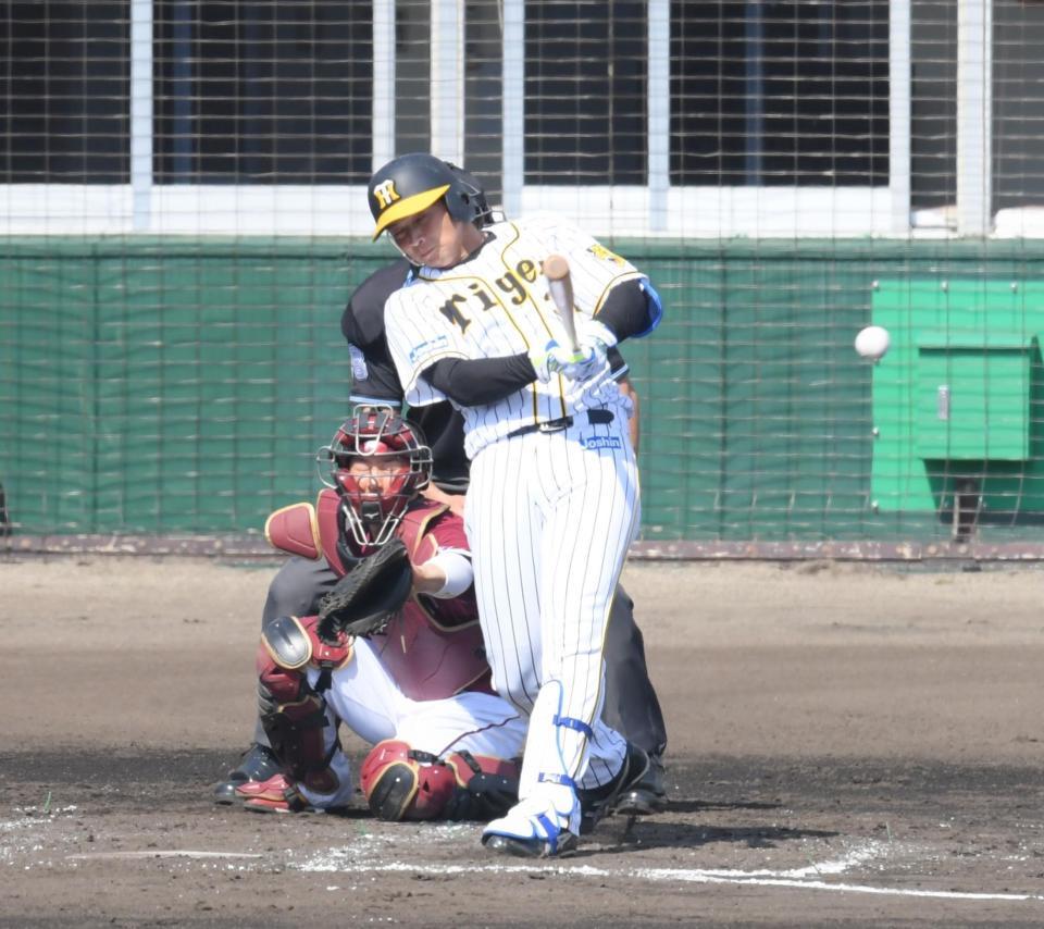 　４回、左翼線に二塁打を放つ井上