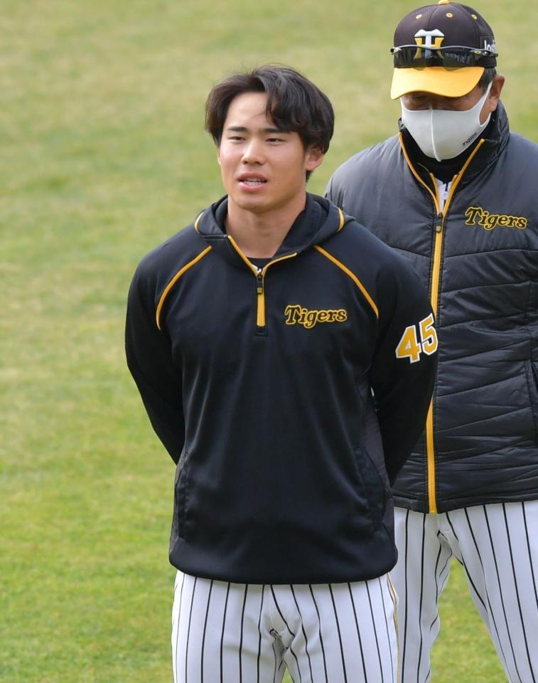 声出しする阪神・遠藤成＝安芸市営球場（撮影・神子素慎一）