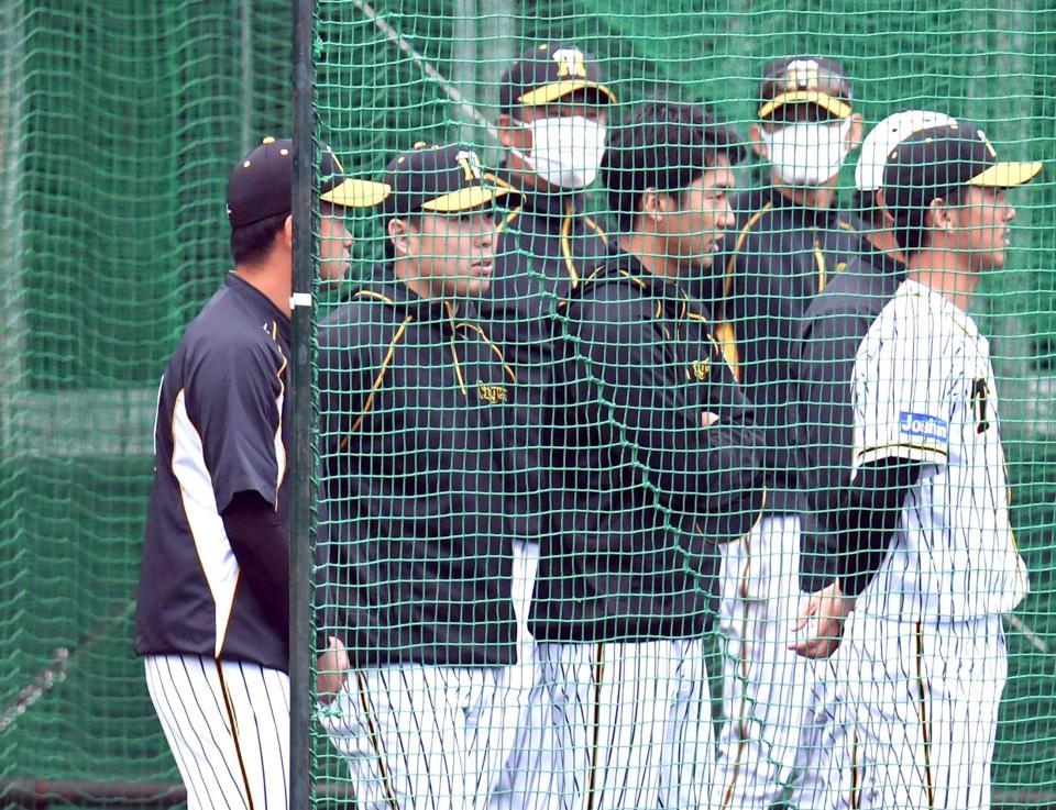 別メニューの調整となった高橋遥（左端）はケース打撃を見学する（撮影・山口登）