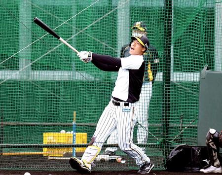 　打撃練習で、佐藤輝は声を出しフルスイングする