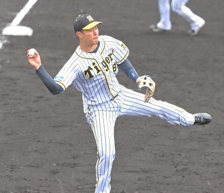 　ノックを受け、一塁に送球する佐藤輝