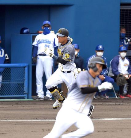 　１回、佐藤輝は先制適時二塁打を放つ（撮影・山口登）