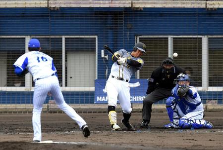 　３回、佐藤輝は左前打を放つ（撮影・山口登）