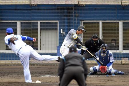 　７回、佐藤輝は二塁強襲安打を放つ（撮影・山口登）