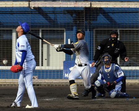 　９回、佐藤輝は中越えに２ランを放つ（撮影・山口登）