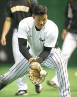 　守備練習する佐藤輝