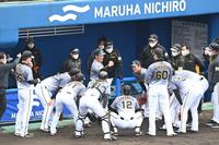 試合前の円陣で声だしする小野寺＝宜野湾