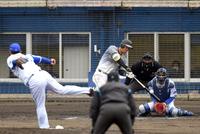　７回、佐藤輝は二塁強襲安打を放つ（撮影・山口登）