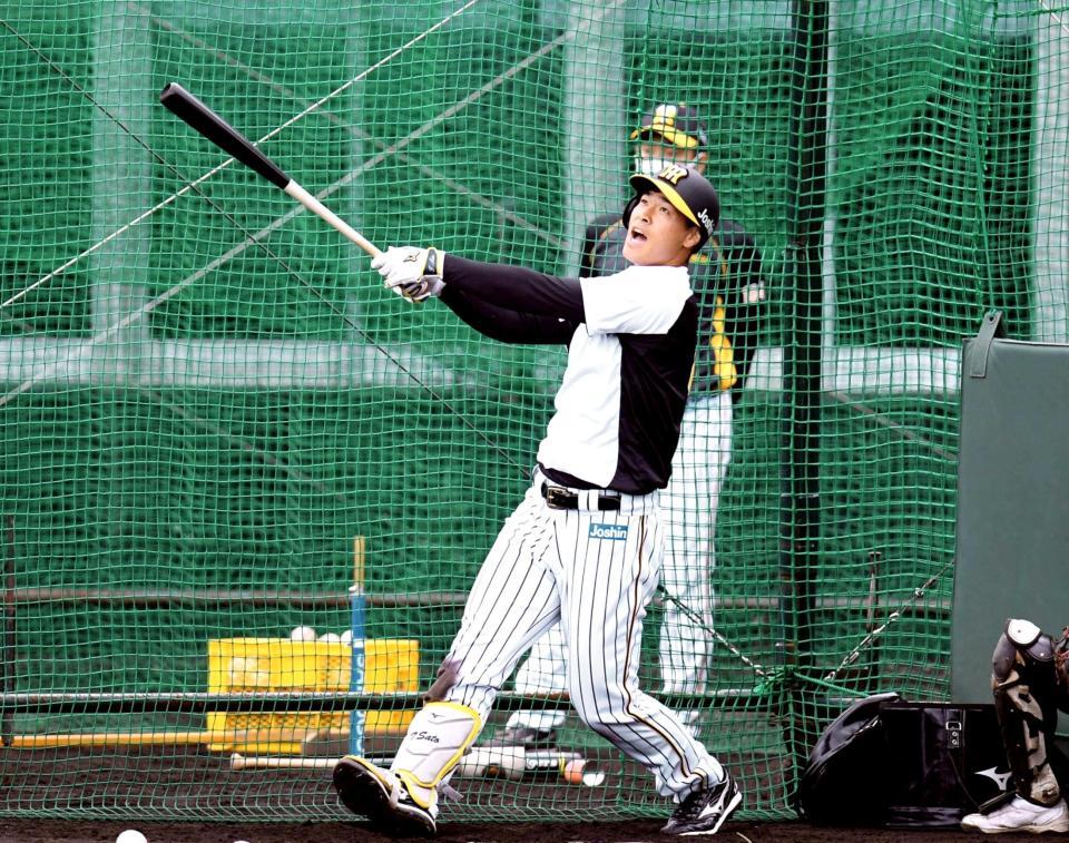　打撃練習で、佐藤輝は声を出しフルスイングする