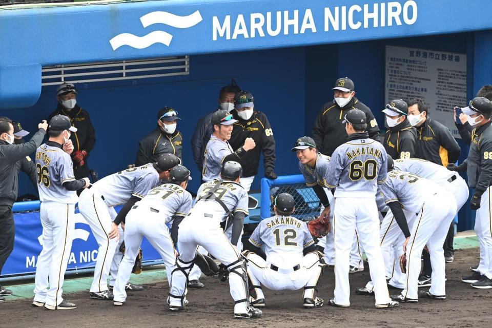 試合前の円陣で声だしする小野寺＝宜野湾