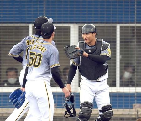 　２回に２つの盗塁を阻止した栄枝（右）は笑顔でグラブタッチ（撮影・山口登）