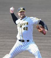 シート打撃に登板した阪神・エドワーズ＝宜野座（撮影・金田祐二）