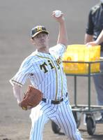 打撃投手を務める阪神・チェン＝宜野座（撮影・金田祐二）