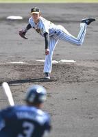 ２回、及川は山川を三ゴロに仕留める（撮影・佐々木彰尚）