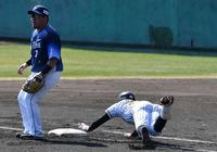 １回裏阪神無死、二塁へ打球を飛ばし一塁へヘッドスライディングをする阪神・遠藤成＝安芸（撮影・佐々木彰尚）