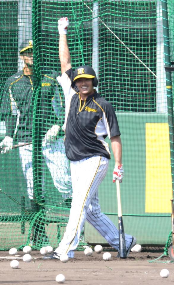 フリー打撃で柵越えし、ガッツポーズの阪神・チェン・ウェイン＝宜野座（撮影・金田祐二）
