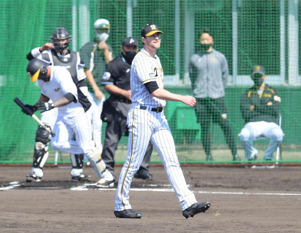 シート打撃で阪神・マルテをうち取り笑顔のガンケル＝宜野座（撮影・金田祐二）