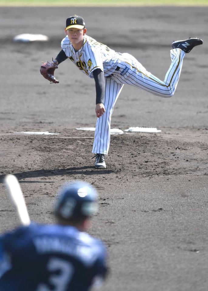 ２回、及川は山川を三ゴロに仕留める（撮影・佐々木彰尚）