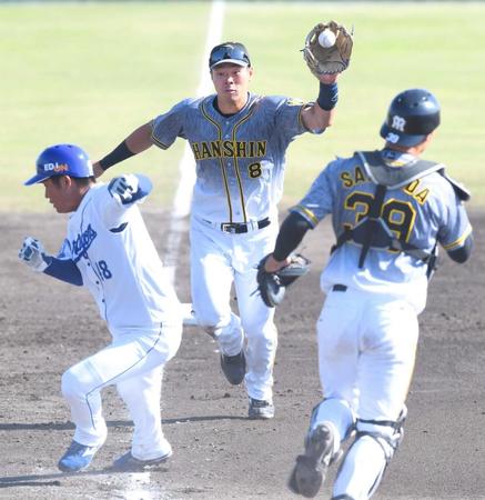 　８回、挟殺プレーで溝脇をアウトにする佐藤輝