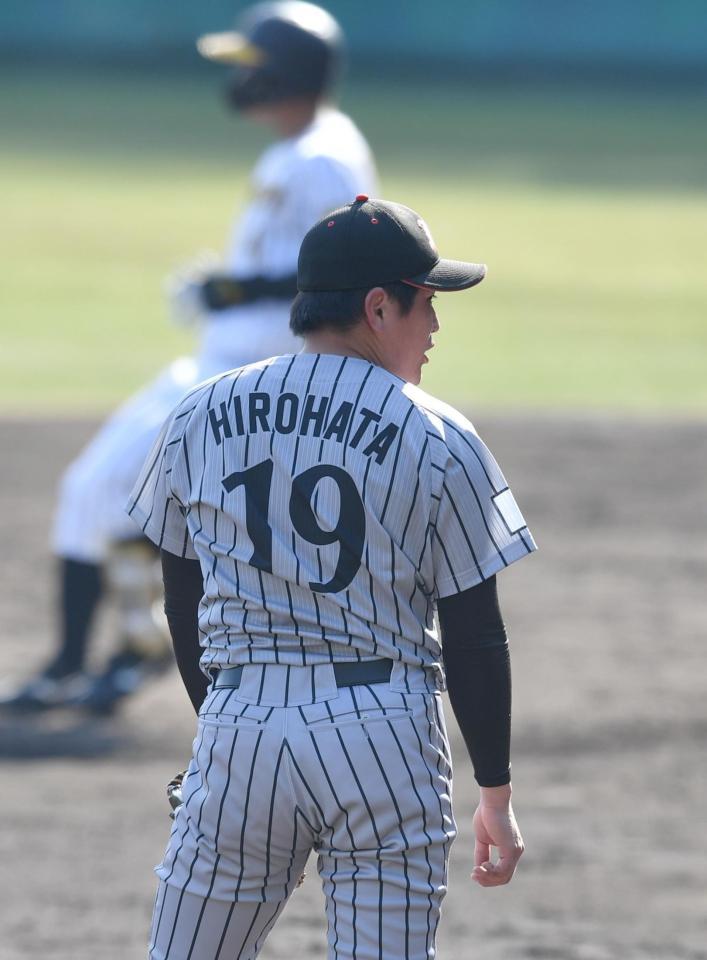 　８回、熊谷に中前適時打を浴びた三菱自動車倉敷オーシャンズ・広畑（撮影・佐々木彰尚）