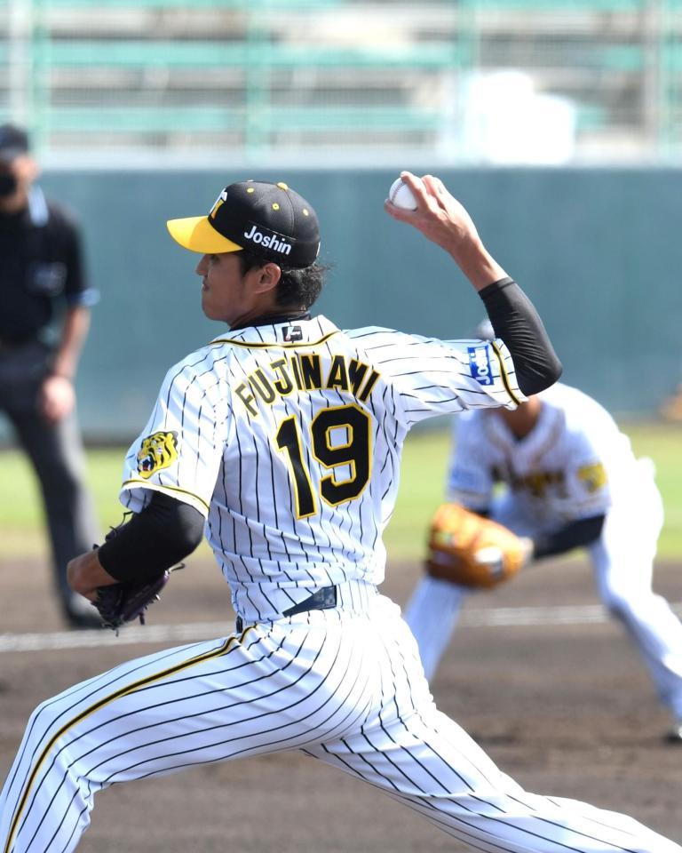 　先発し、変化球を投げる藤浪