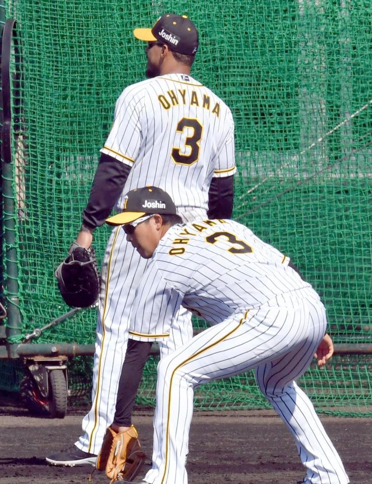 　阪神・大山悠輔（手前）のユニホームを着てキャッチボールをするジェフリー・マルテ（撮影・田中太一）