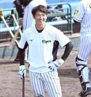 　打撃練習の合間に笑顔を見せる近本