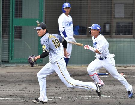 　６回、中日・大島洋平（右）を打ち取り一塁ベースカバーに走る阪神・藤浪晋太郎（撮影・田中太一）