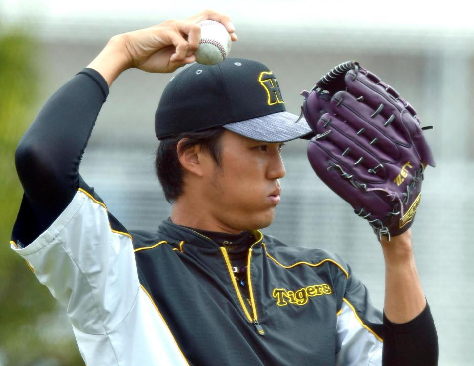 　キャッチボールで調整する阪神・藤浪晋太郎（撮影・田中太一）