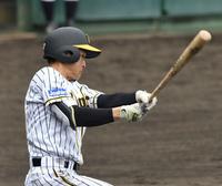７回裏阪神、２死一塁、高寺望夢は右前打を放つ＝安芸（撮影・佐々木彰尚）