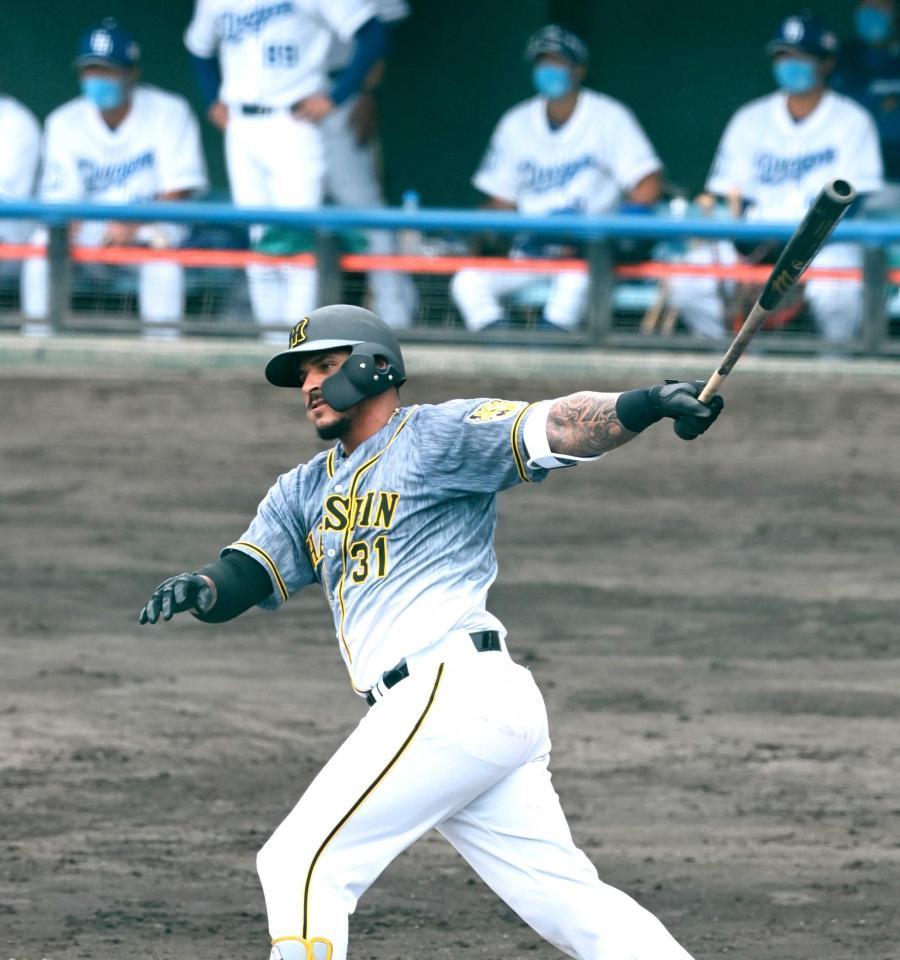 　３回、左前タイムリーを放つマルテ（撮影・飯室逸平）