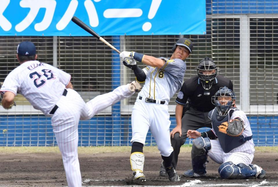 １回、適時二塁打を放つ阪神・佐藤輝明（撮影・田中太一）