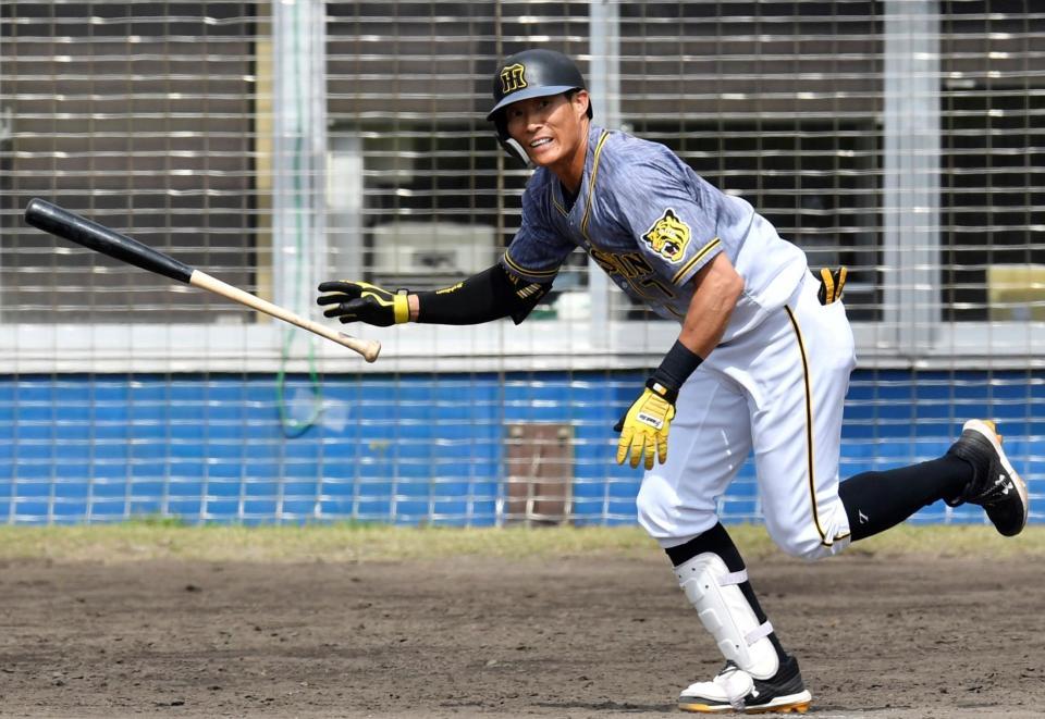 　５回、適時打を放つ糸井（撮影・田中太一）