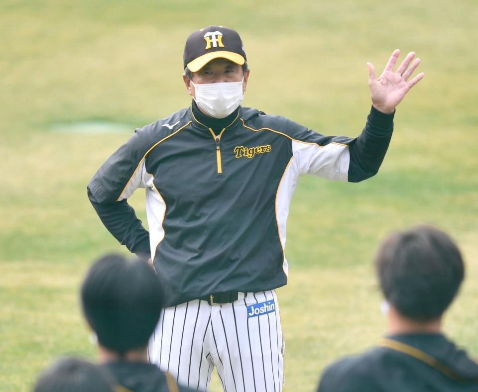 ２軍キャンプ最終日、選手たちにあいさつをする阪神・平田勝男２軍監督＝安芸（撮影・佐々木彰尚）