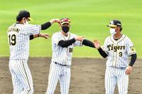 　今キャンプＭＶＰの藤浪（左）と高山。中央は矢野監督。