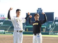 　フリー打撃でバックスクリーンへたたき込んだ佐藤輝（左）は中野と一緒にガッツポーズ（撮影・田中太一）