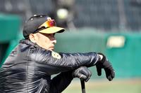 　練習を見る矢野監督（撮影・田中太一）
