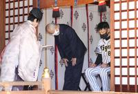 　西宮神社で参拝する藤原崇起オーナー兼球団社長と矢野監督＝西宮神社
