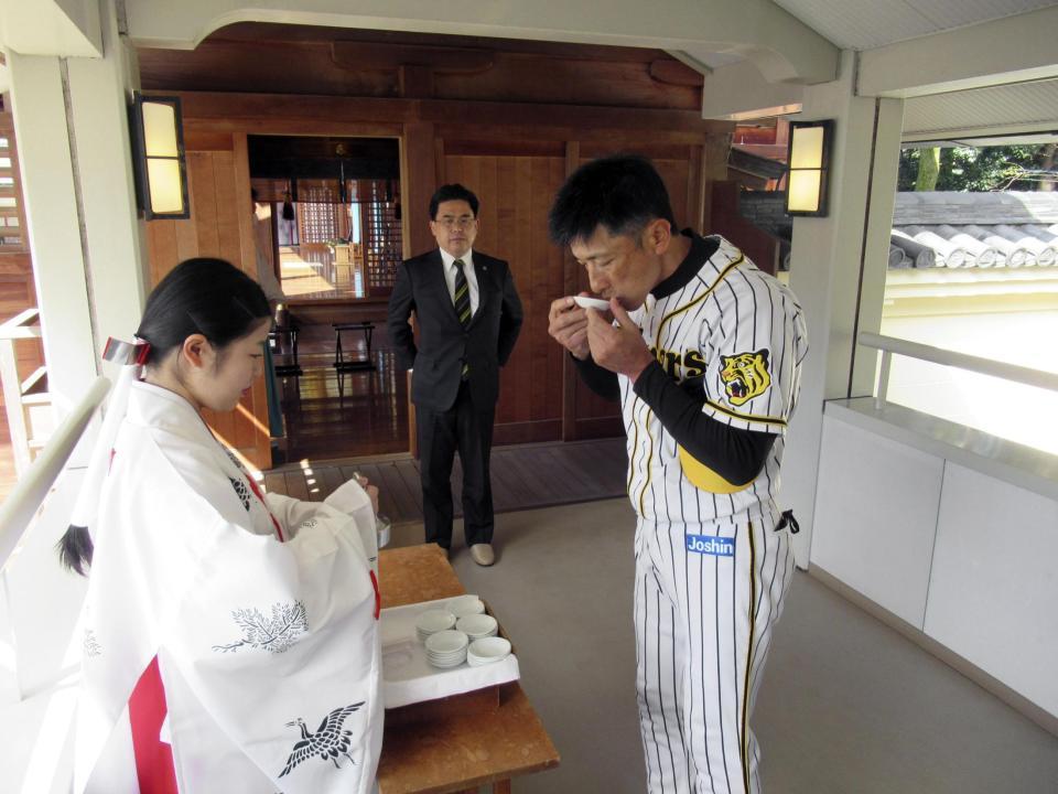 　西宮神社を参拝する矢野監督（西宮神社提供）