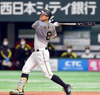 　１回、左越えへ先制ソロを放つ佐藤輝（撮影・田中太一）