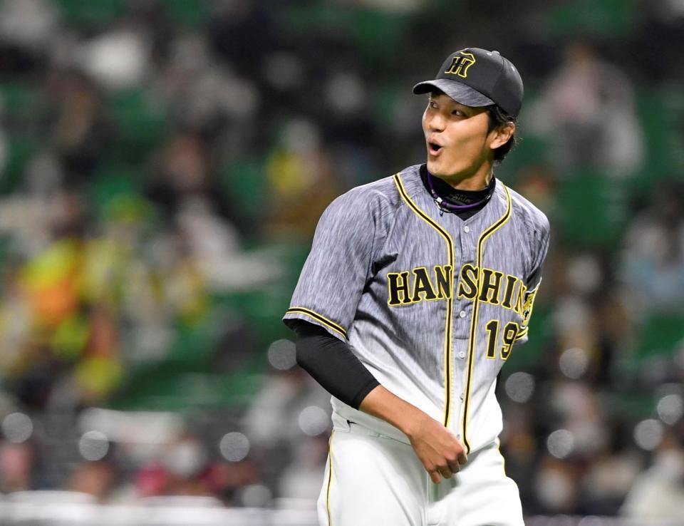 　３回、長谷川に安打を許し、打球を見つめる藤浪（撮影・田中太一）