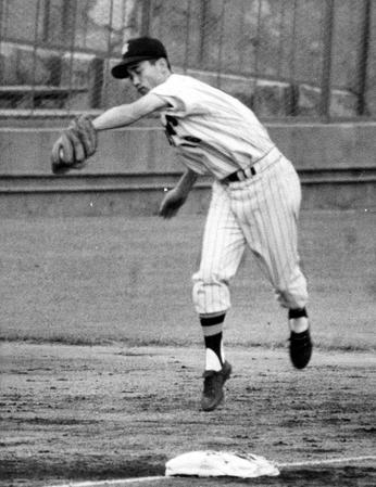 　軽快な守備を見せる三宅秀史さん＝１９６２年７月