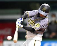 　３回、右前へ安打を放つ近本