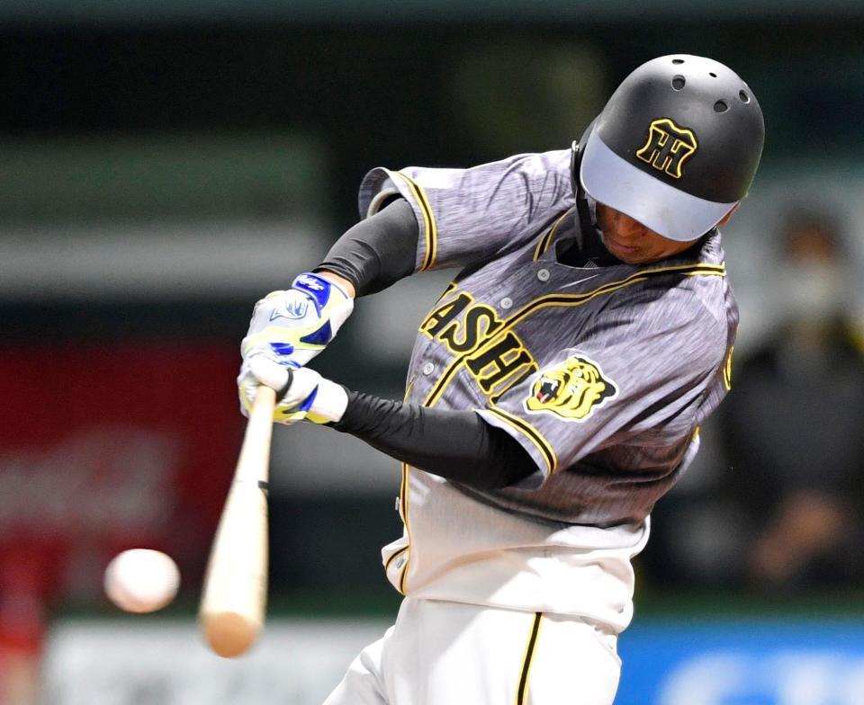 　３回、右前へ安打を放つ近本